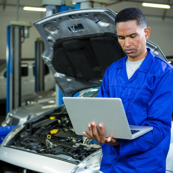 25-nossas-solucoes-img-leroy-soluções-industriais-mecânico-trabalhando-com-laptop